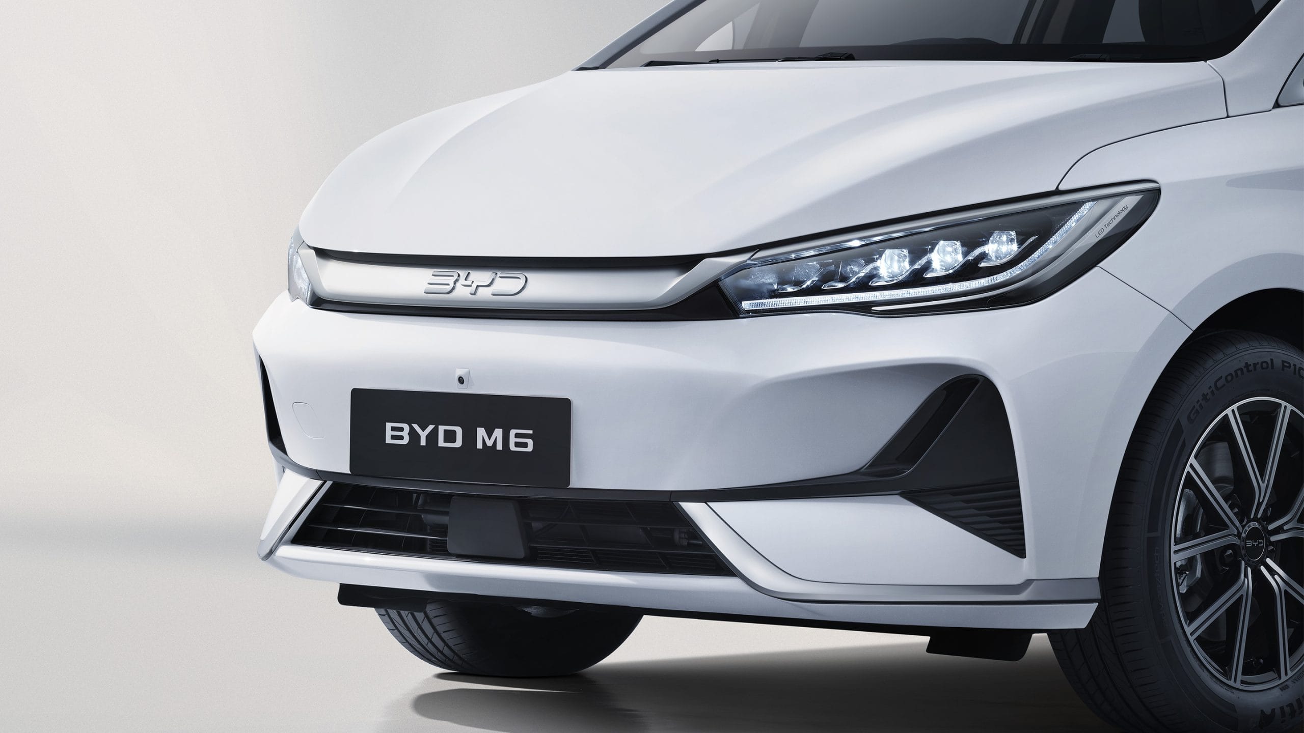 BYD M6