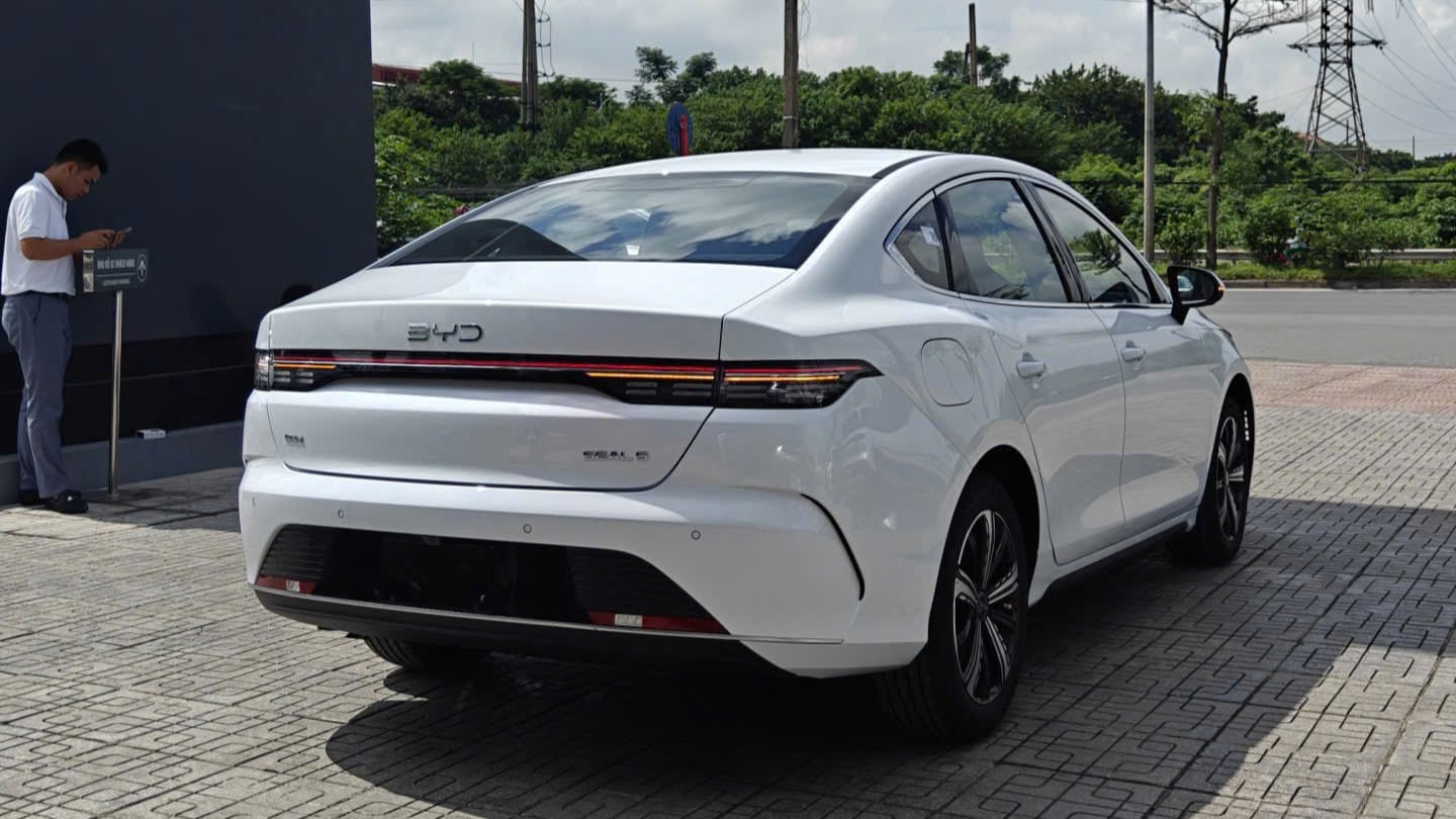 ngoại thất trắng byd seal; 5 dm-i (3)