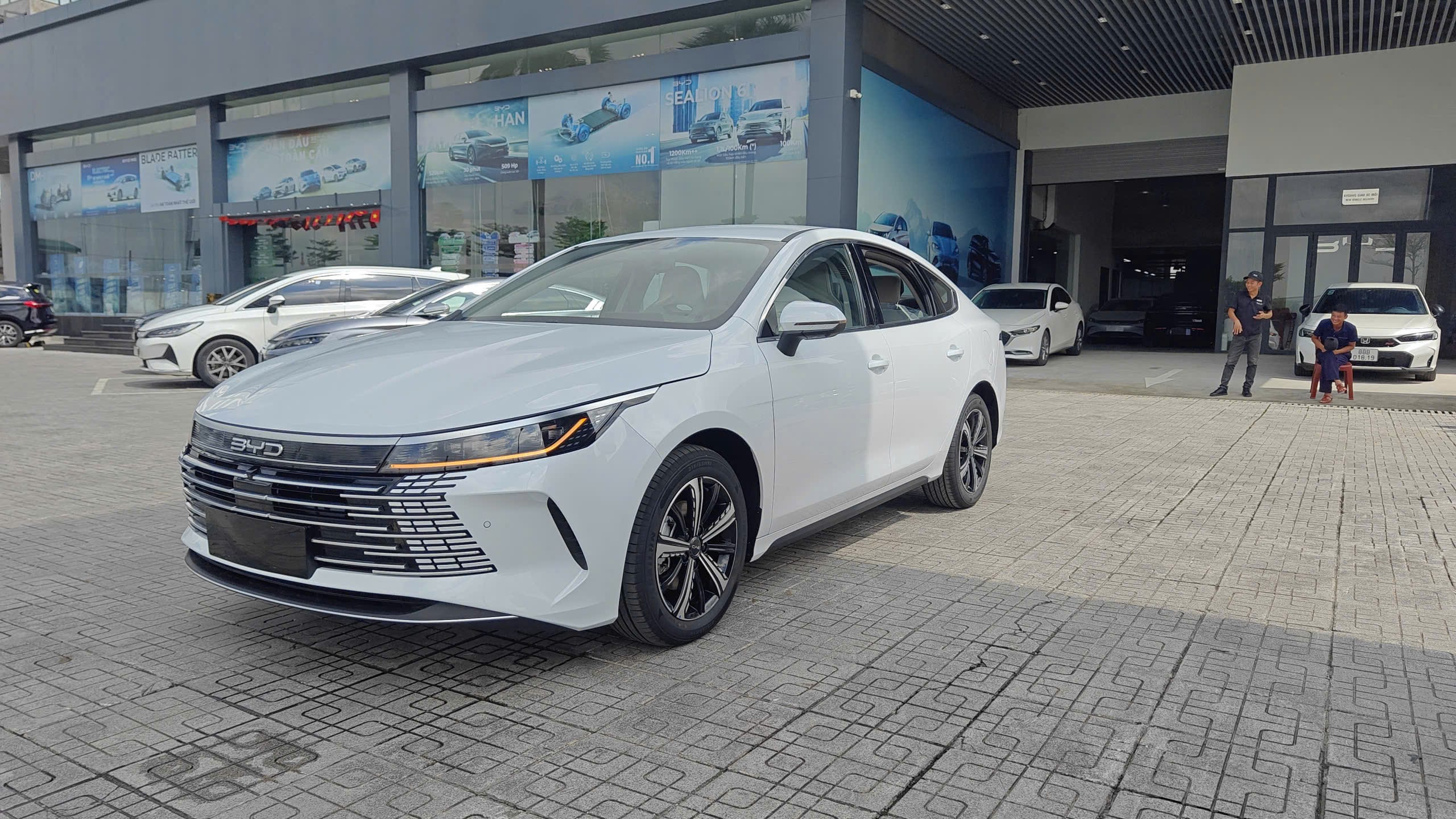 ngoại thất trắng byd seal; 5 dm-i (4)